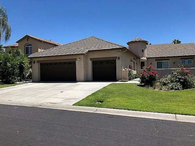 8915 Laguna Dr photo 1