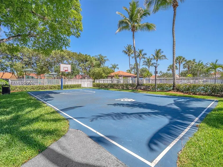 800 Sorrento Dr #2 — Photo 37