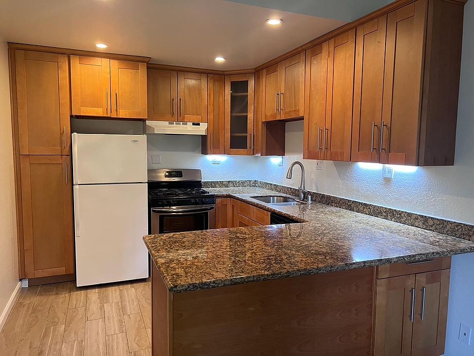Kitchen with plenty of storage. Stoe only 3 years old. Refrigerator brand new