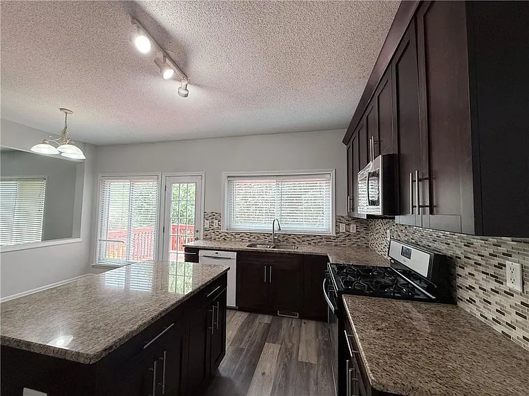 175 Sessingham Ln — Photo 9