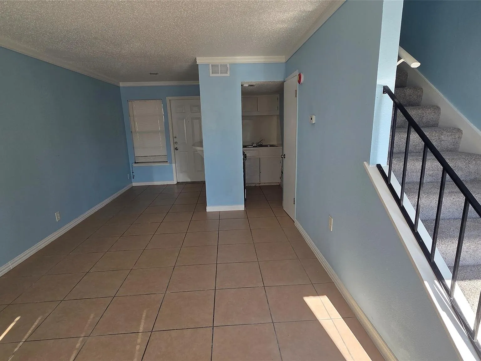 1 bed, 1.0 bath, 4690 sqft, $950 — Photo 3