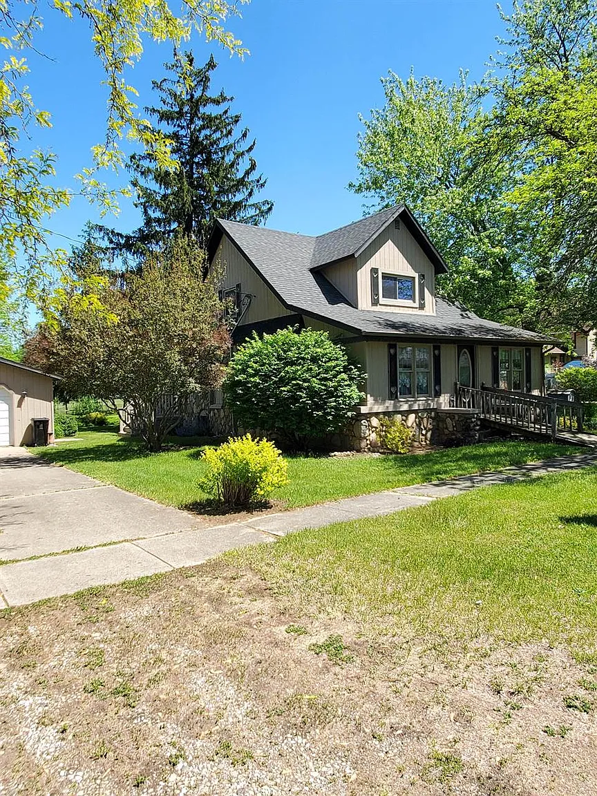 124 W Cook St photo 1