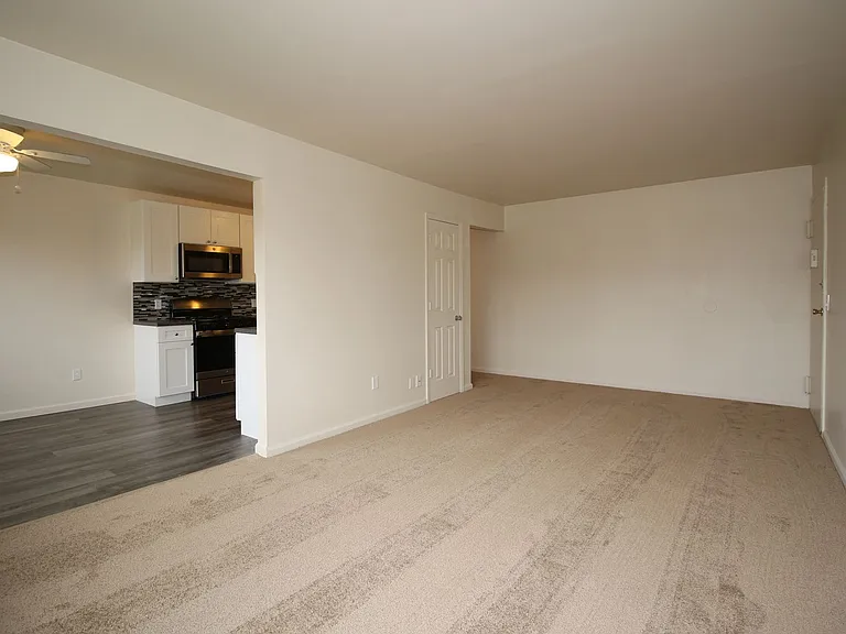 Stevens Manor Apartments — Photo 22