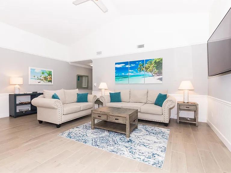 4041 NE Breakwater Dr — Photo 4