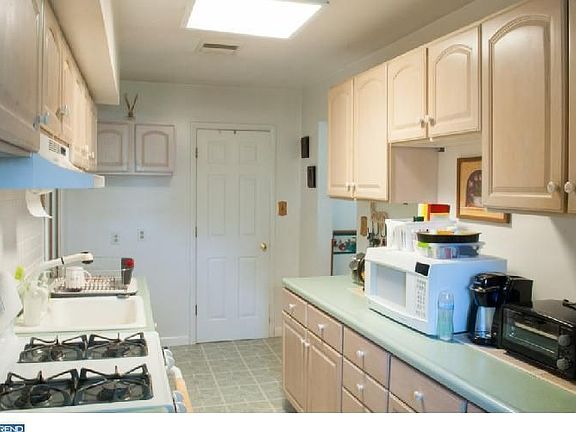 5th image of 105 W Evergreen Ave