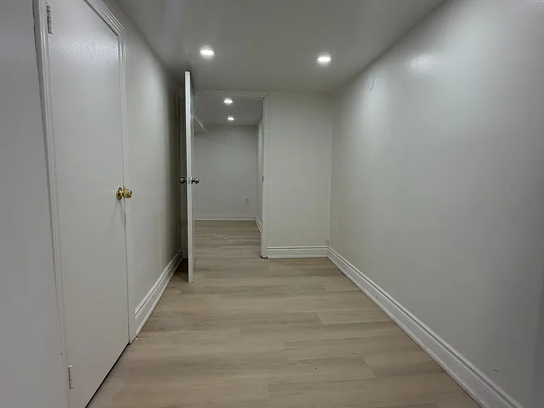 247 Belgravia Ave #LOWER — Photo 4