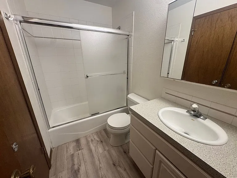 957 Roxwood Ln #C — Photo 9