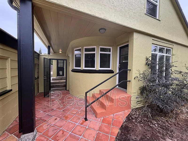 3 bed, 3.0 bath, 1900 sqft, $2,000 — Photo 2