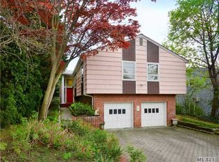 50 Beach Rd, Great Neck, NY 11023