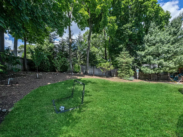 496 Lincoln Ave — Photo 40