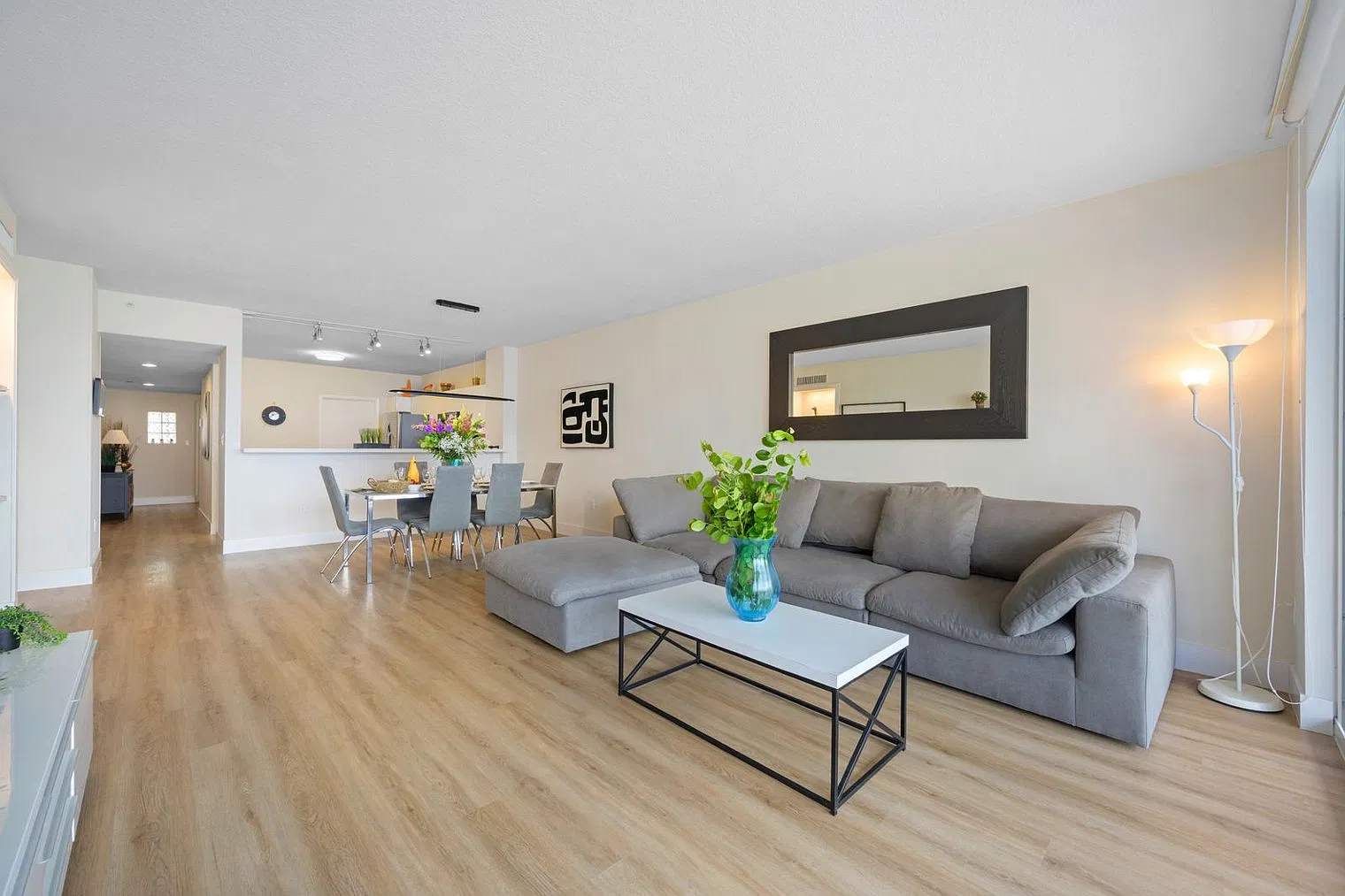 2 bed, 2.0 bath, 1302 sqft, $9,041 — Photo 4