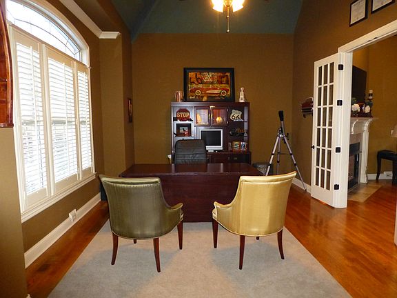 Large Office w/High Ceilings