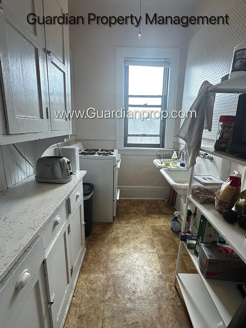 3rd Floor Corner Unit, SE Sun, Lakes Uptown Apartment, Blocks from Both Lakes, Hardwood Floors, O... — Photo 1