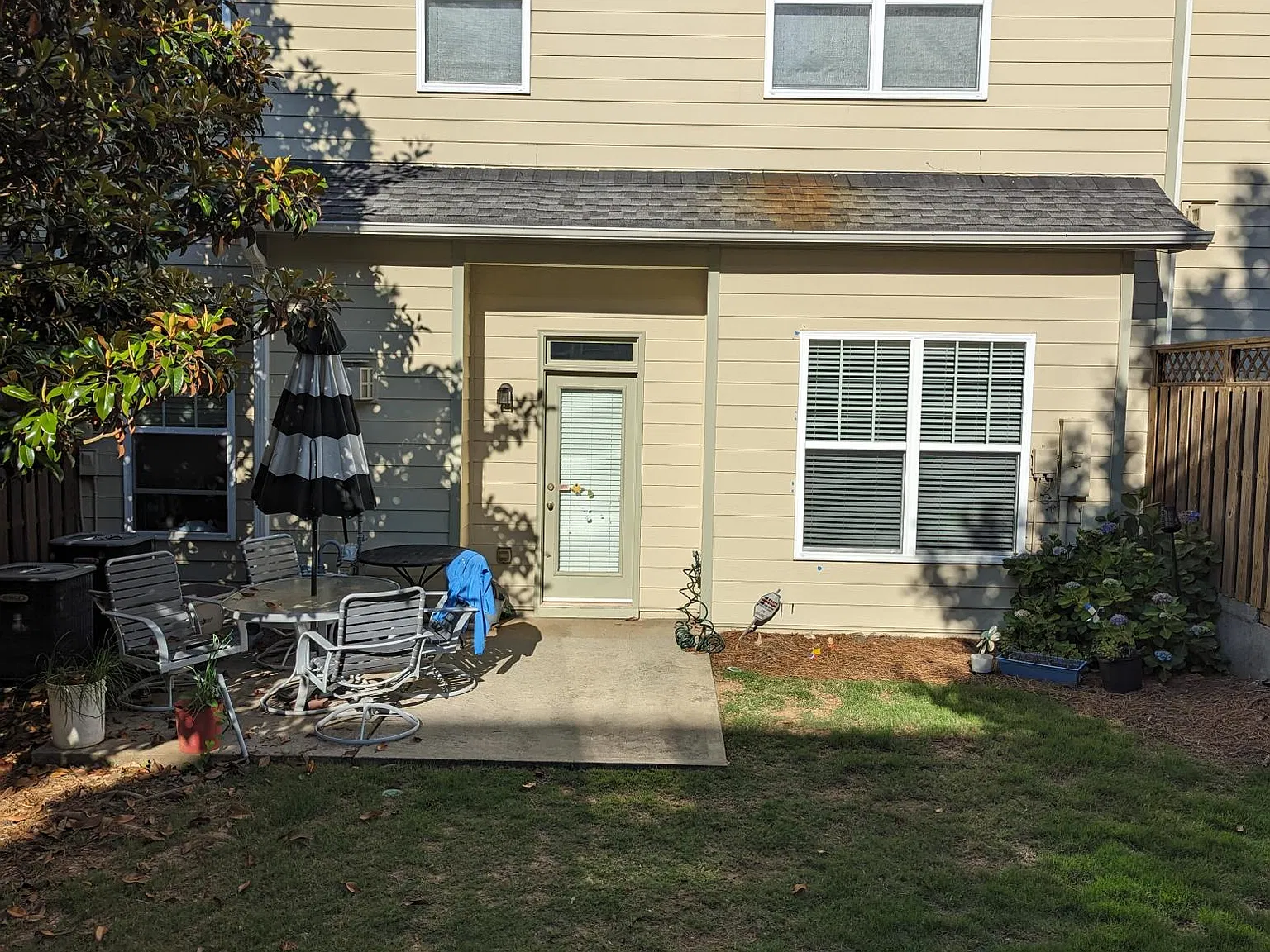 4 bed, 3.5 bath, 2596 sqft, $3,700 — Photo 2