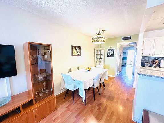 5th image of 3012 Harwood C #3012