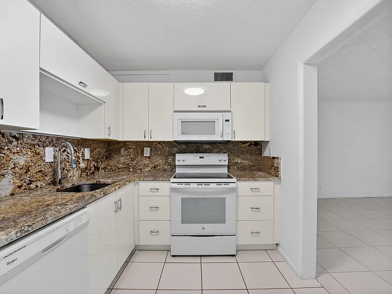 760 SE 2nd Ave #D216 — Photo 12