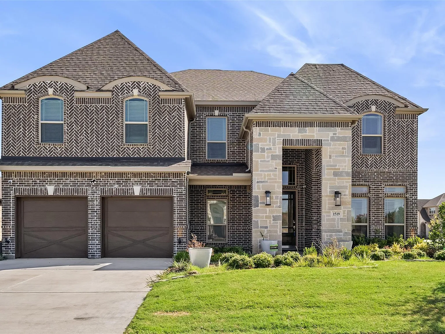 5 bed, 3969 sqft, $4,900 — Photo 1