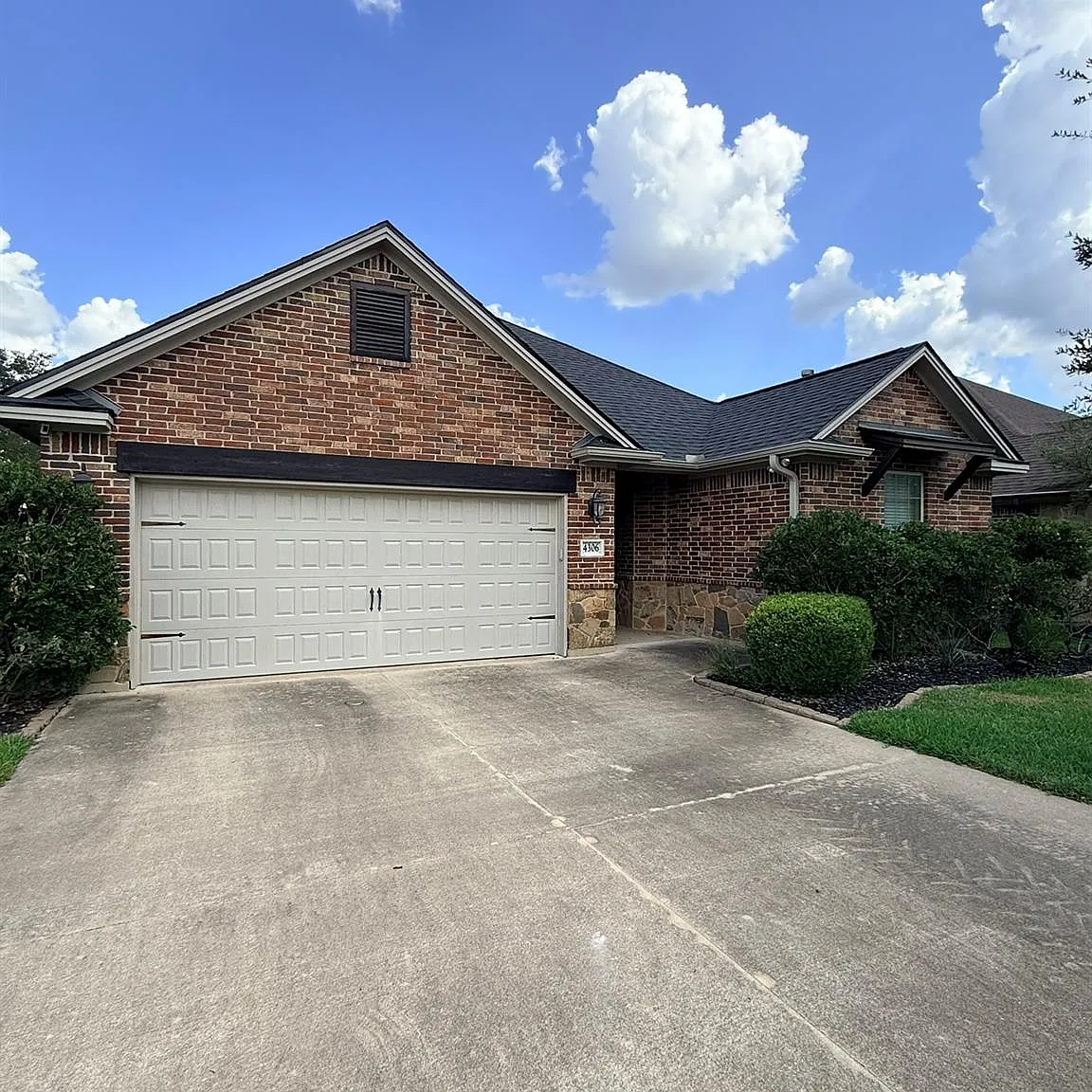 3 bed, 2.0 bath, 1828 sqft, $2,600 — Photo 1