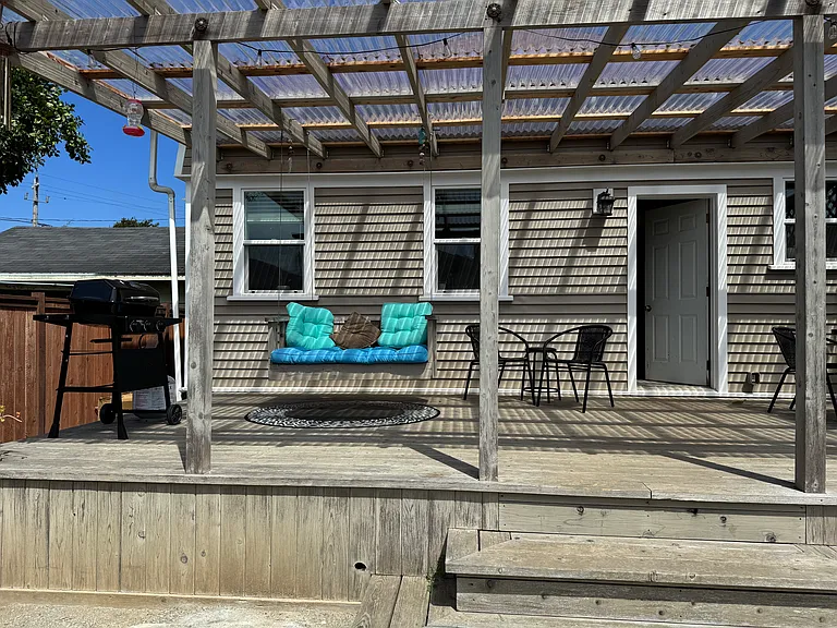 1110 East Ave — Photo 26