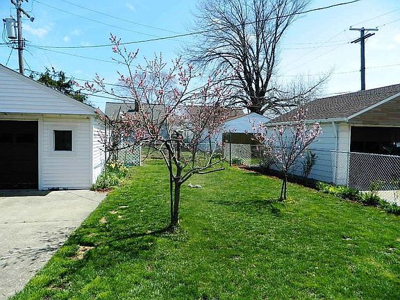 4th image of 867 E 218th St.