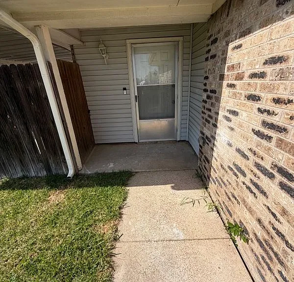7501 April Ln — Photo 2