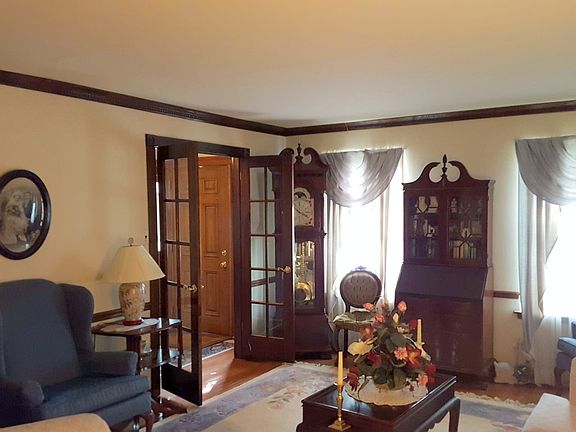 4th image of 245 Yorkshire Dr