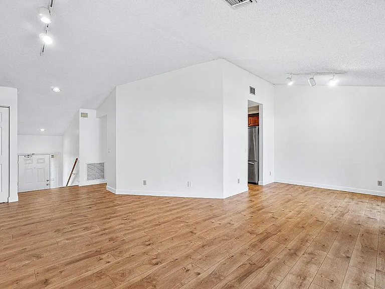 5520 Coach House Cir — Photo 3
