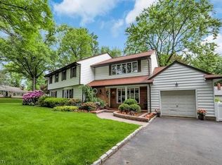 29 Ferndale Rd, Paramus, NJ 07652