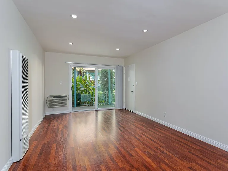 488 E Washington Blvd — Photo 2