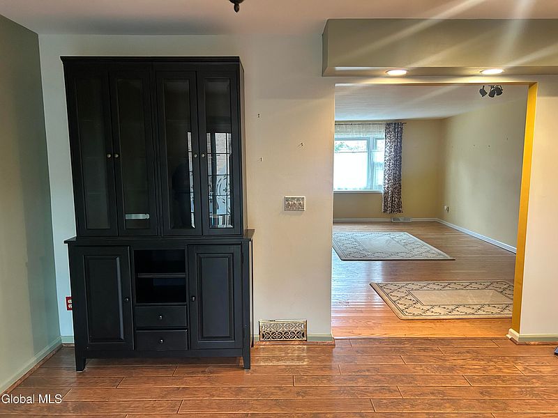 4th image of 204 Point Of Woods Drive