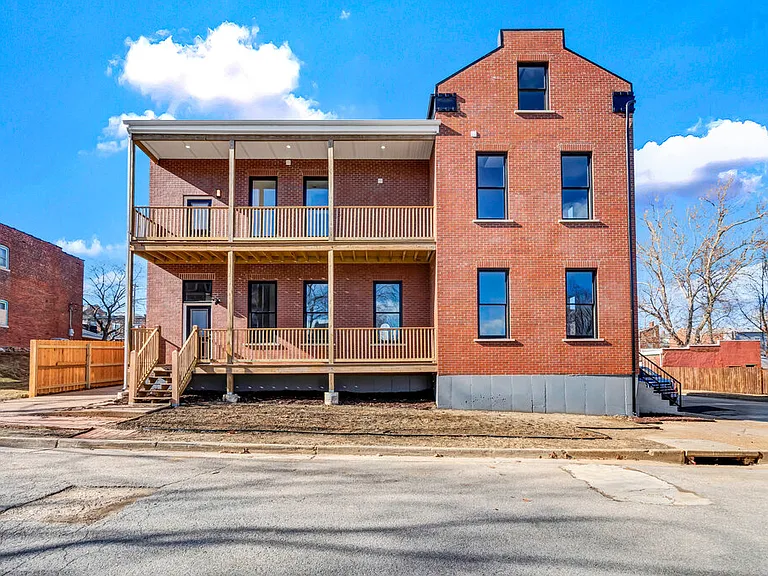 1000 Barton St — Photo 45