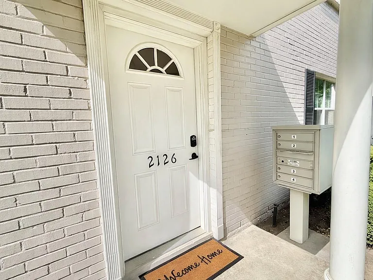 2126 Banks St #2 — Photo 8