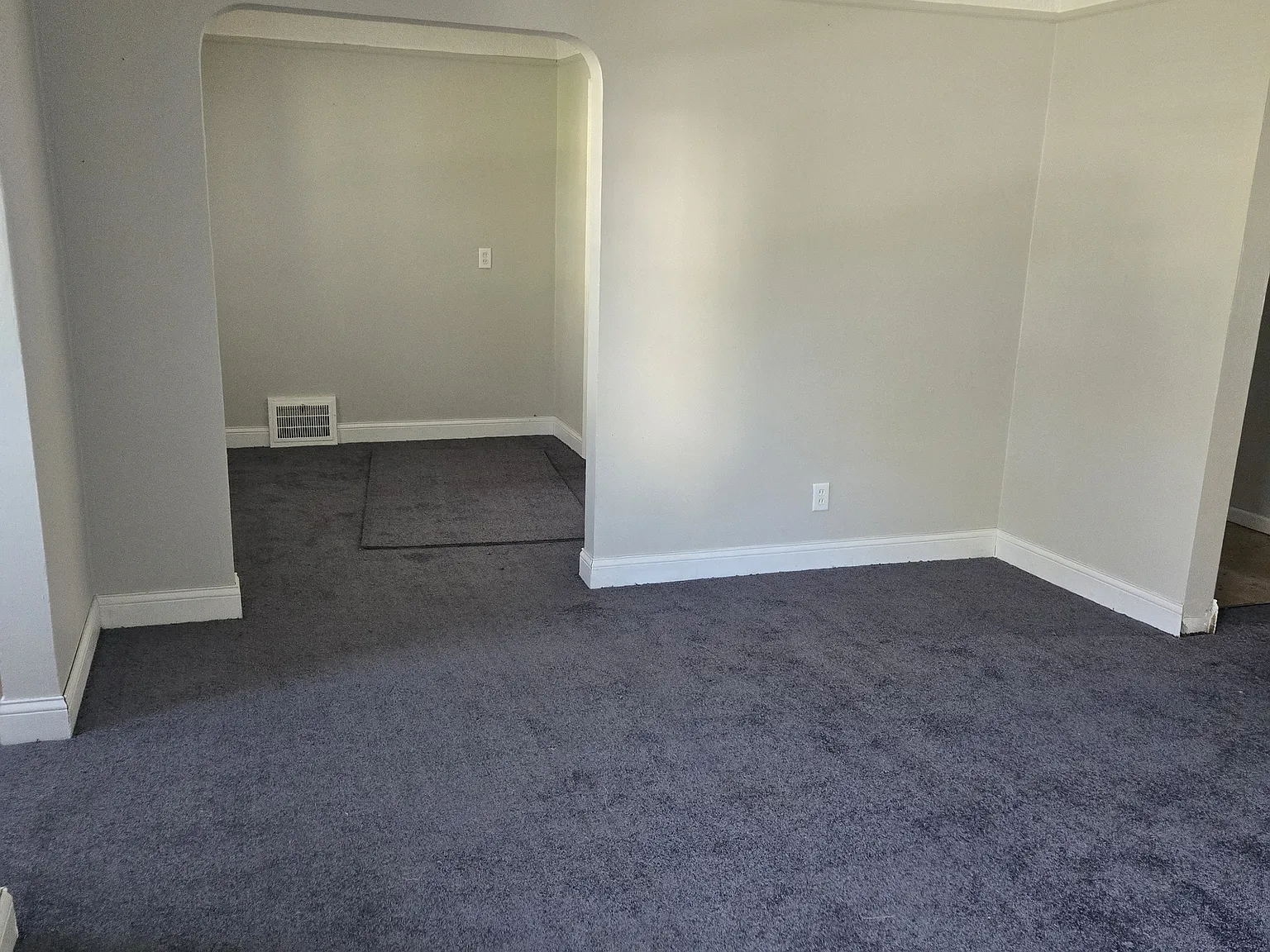 Nice Bungalow Located On The East Side — Photo 3