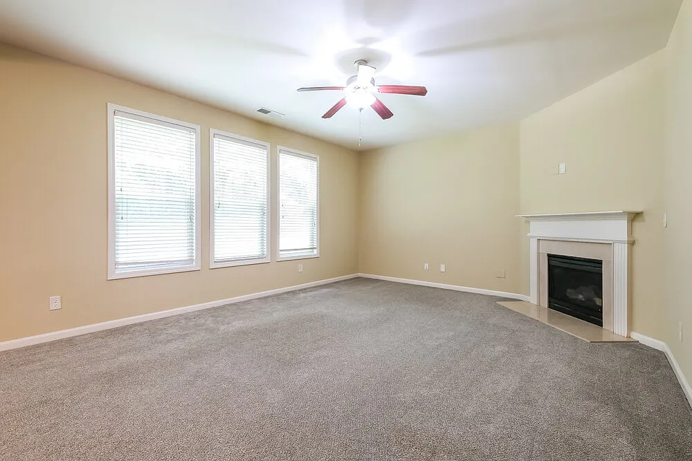 4 bed, 2.5 bath, 2007 sqft, $2,165 — Photo 4