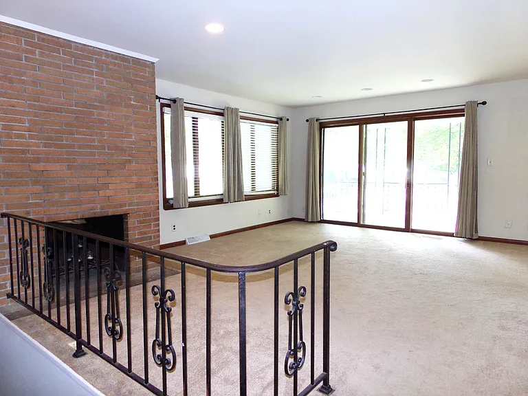 422 E Chapin St — Photo 6