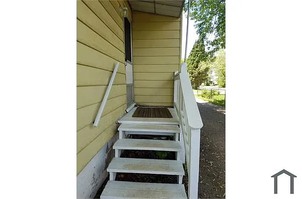 Building Photo - 4005 Cuthbertson St #3