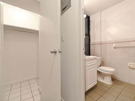3rd image of 122 Orchard St APT 6