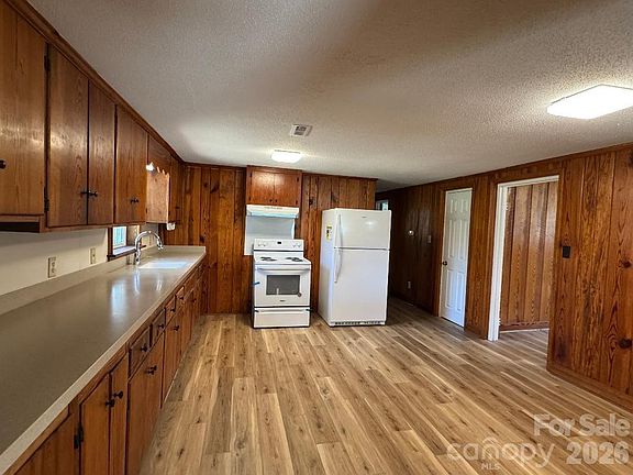 2nd image of 303 Green St