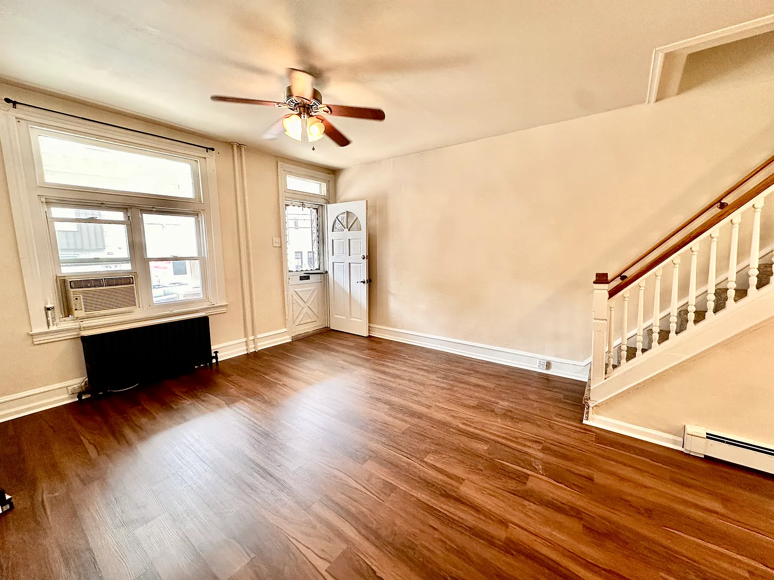 3 bed, 1.5 bath, 1056 sqft, $2,400 — Photo 3