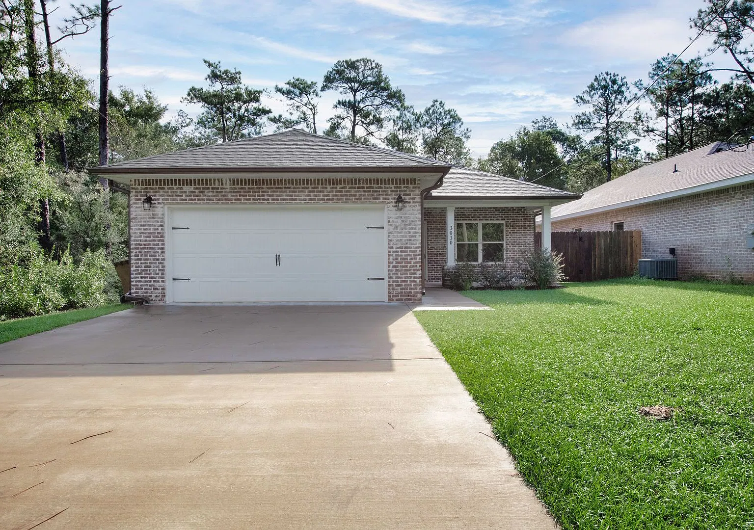Beautiful 4-Bedroom Home with Modern Finishes, Fenced Yard & Convenient Location! — Photo 2