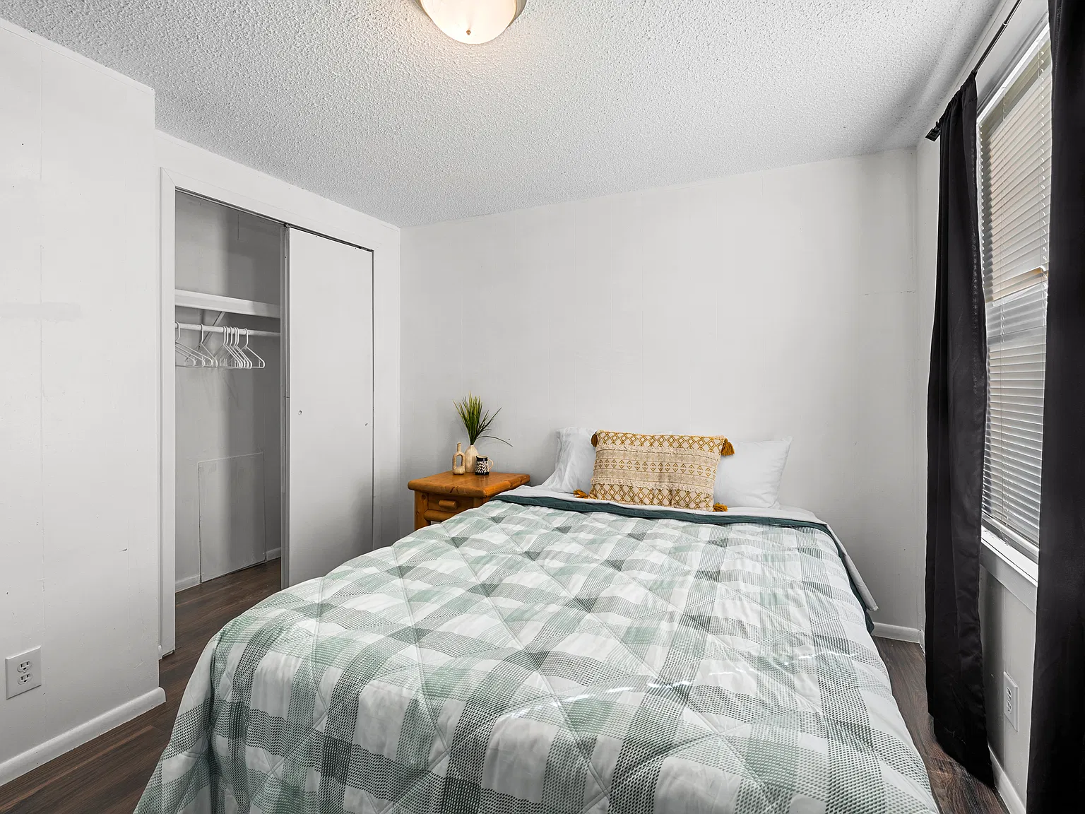 2 bed, 950 sqft, $2,500 — Photo 1
