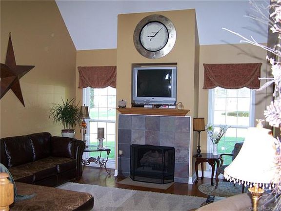 3rd image of 2019 Lynmore Dr #3