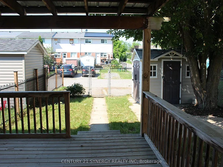 241 Wilfred Cres — Photo 17