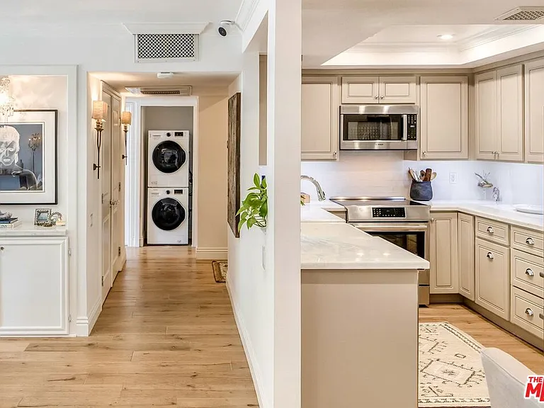 2385 Roscomare Rd #D3 — Photo 10