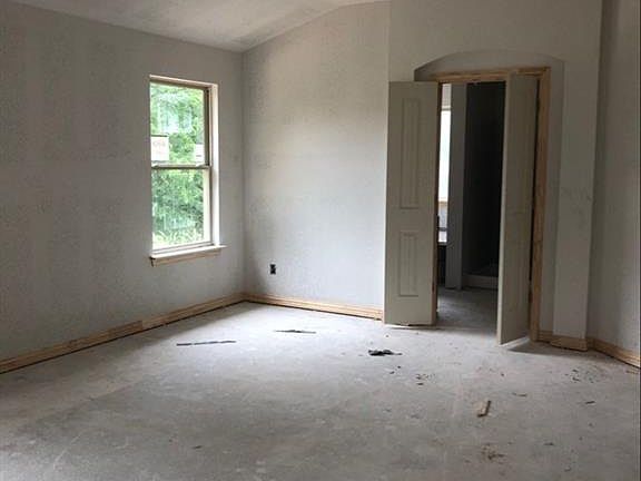 4th image of 1010 Montrose Ave