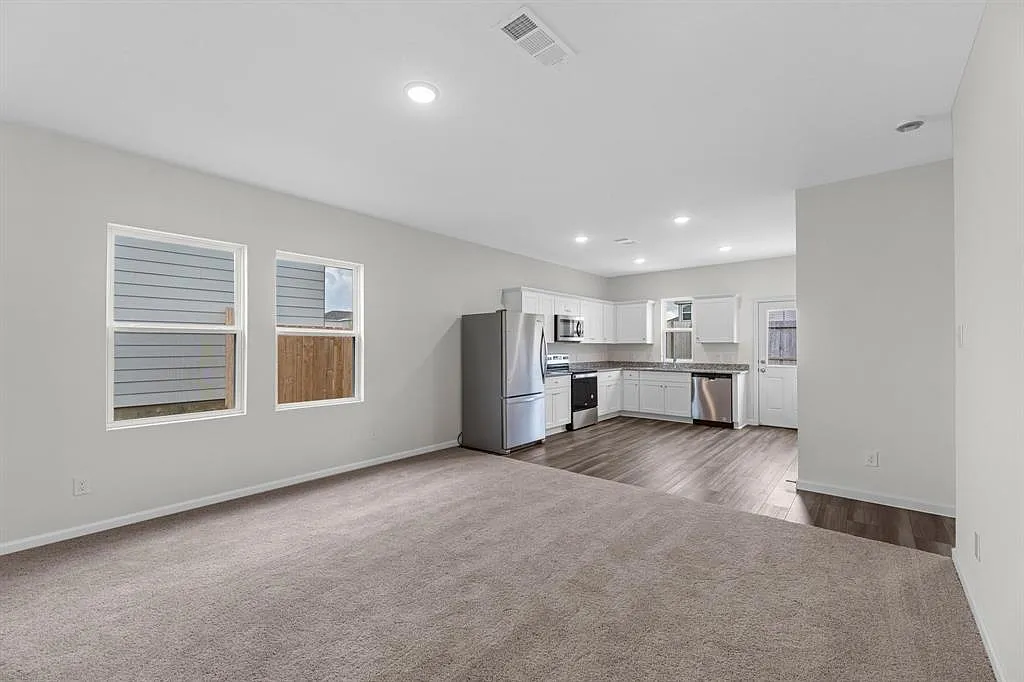 3 bed, 1200 sqft, $1,700 — Photo 2