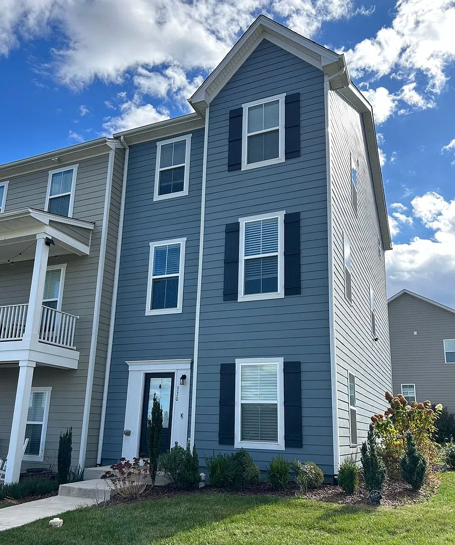 Fabulous townhome in Clifton Subdivision — Photo 1