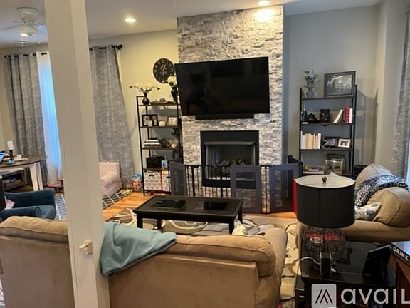 4th image of 1918 W Berenice Ave #3
