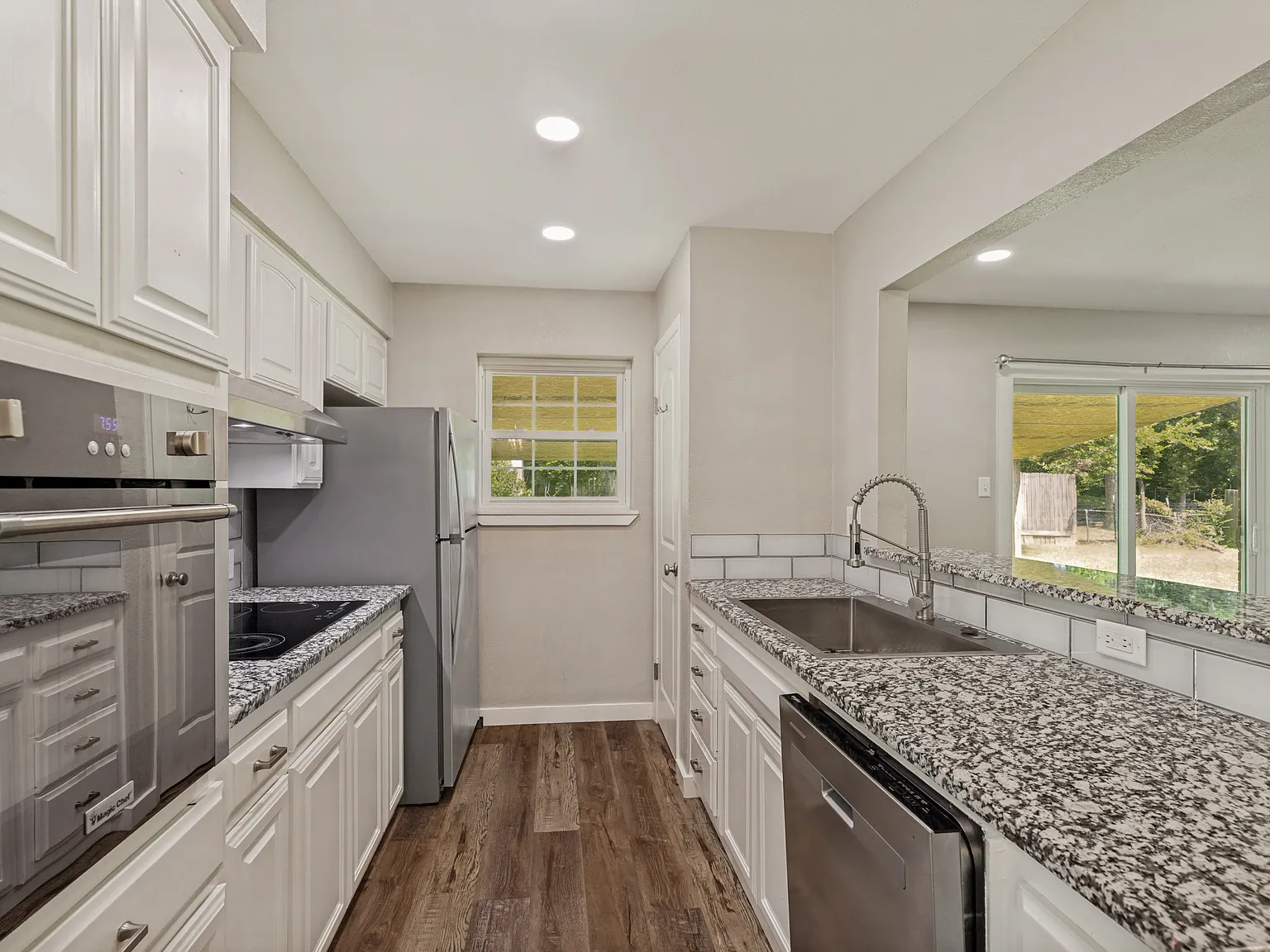 914 S Hyde Park Ave — Photo 2