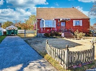 9 Surrey Ln, Bellmore, NY 11710